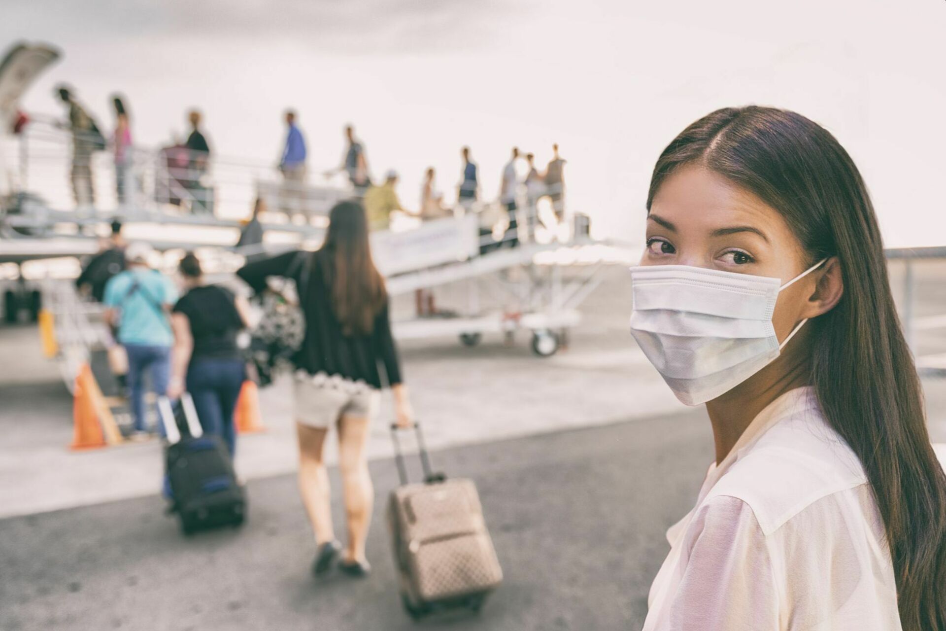 During pandemic. Пандемия ковид 19. Люди в масках в аэропорту. Туризм в пандемию. Девушка в аэропорту в маске.