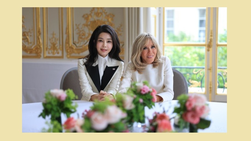 Европа обсуждает кукольную внешность 50-летней Ким Кеон Хи, первой леди Южной Кореи
