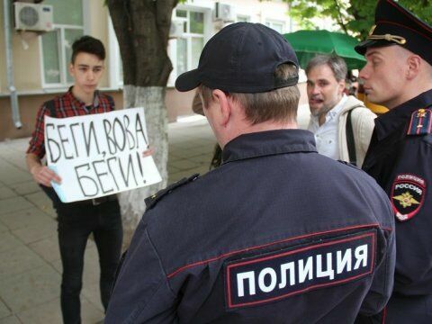 Саратовского подростка оштрафовали за пикет с плакатом «Беги, Вова, беги»