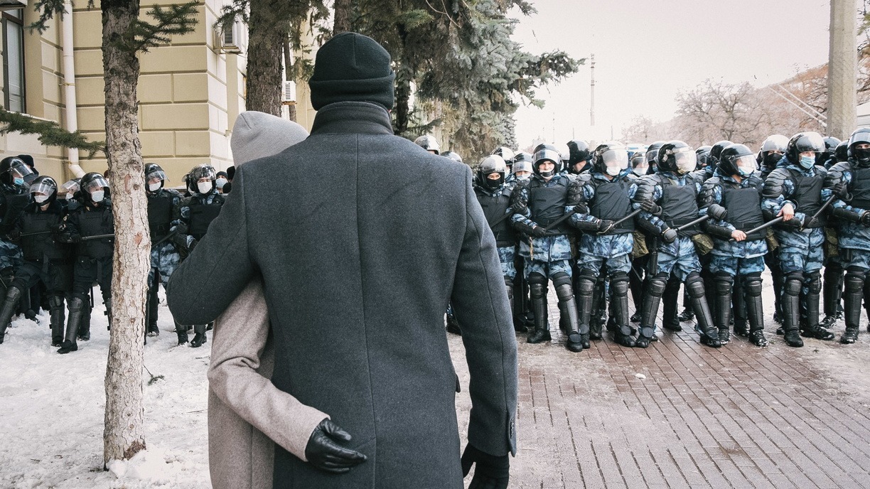 Шеренга силовиков на публичной акции в Волгограде.