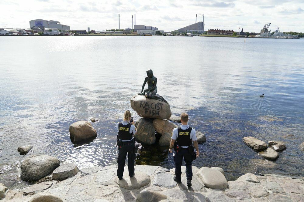 Борцы с расизмом в Копенгагене осквернили памятник Русалочке