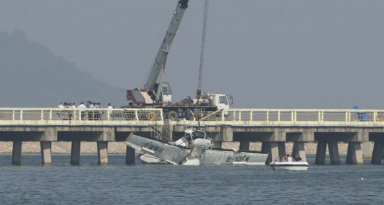 В Шанхае гидросамолет врезался в мост, погибли пять человек