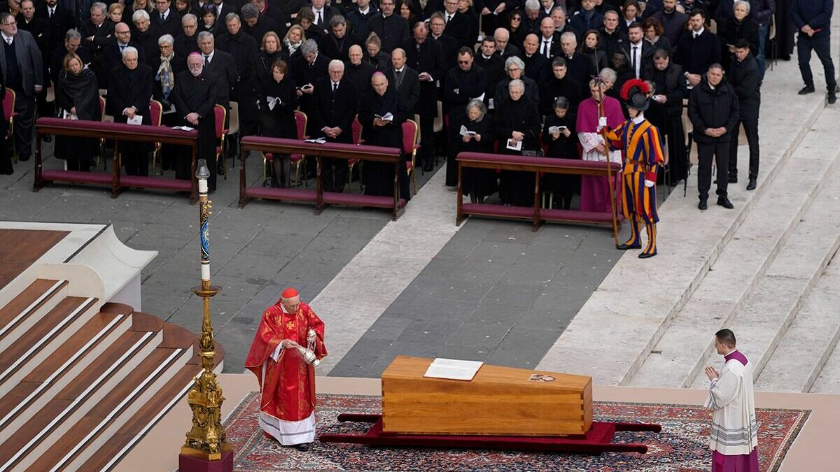 В Ватикане прощаются с почетным папой Бенедиктом XVI