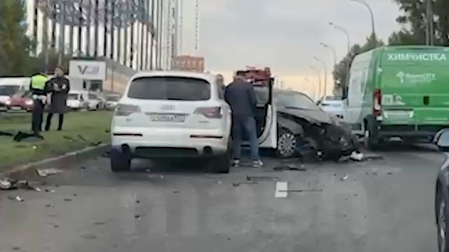 В Москве два человека пострадали в массовом ДТП на улице Поляны
