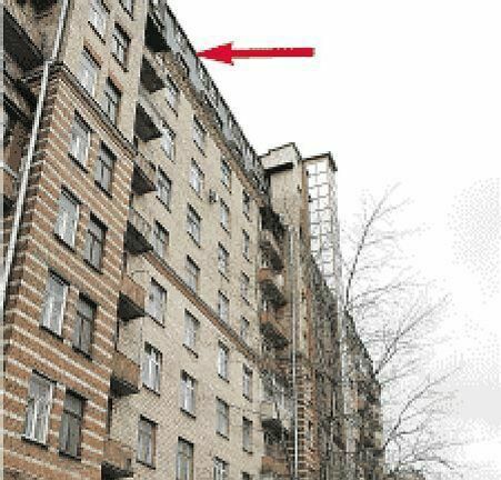 Квартира актера находится на последнем этаже "сталинки".  