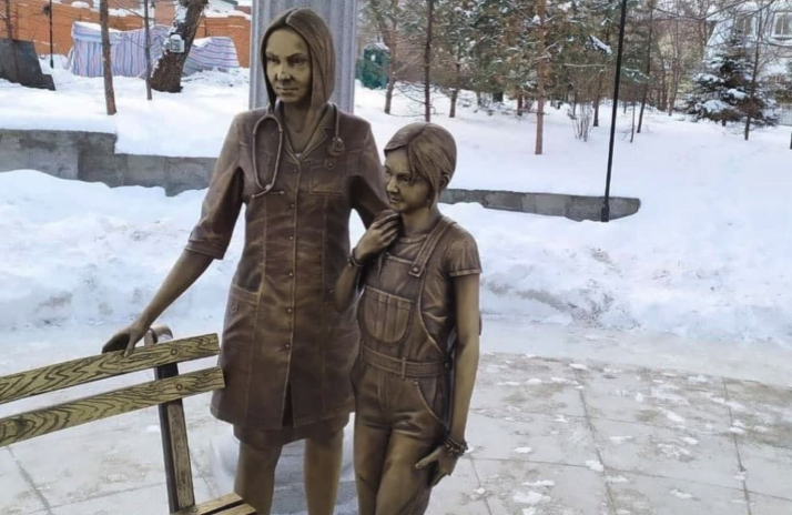 Памятник медику с ребенком вызвал у хабаровчан возмущение