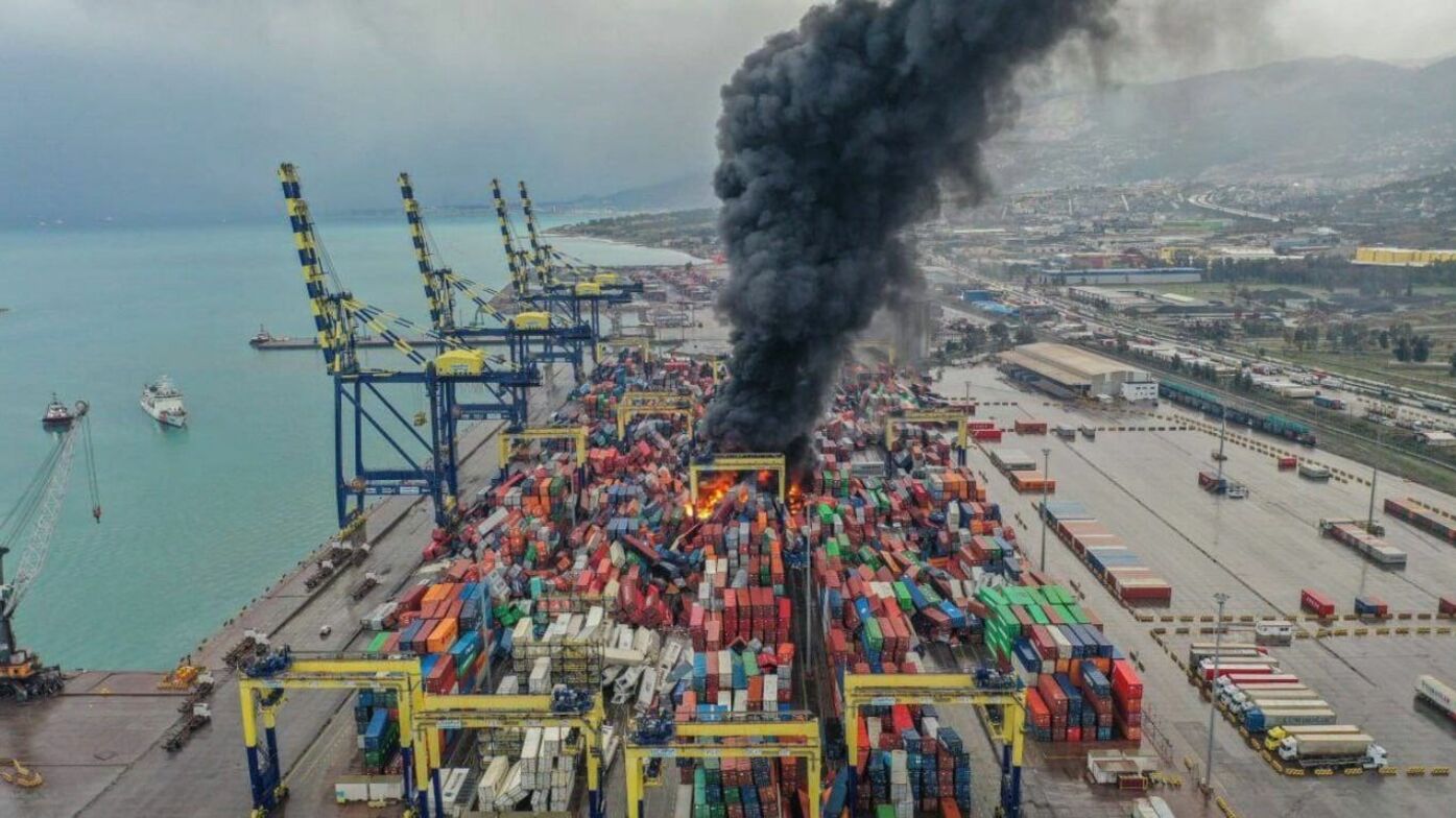 Почти весь контейнерный порт турецкого Искендеруна охвачен огнем (ВИДЕО)