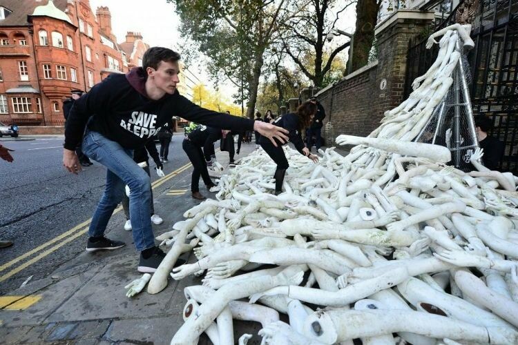 Российское посольство в Лондоне блокировали пластиковыми руками