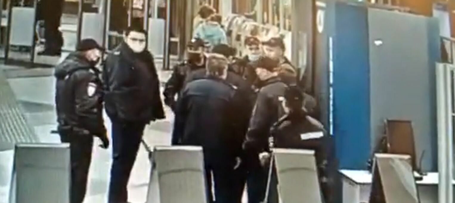 В метро Санкт-Петербурга толпа полицейских жестко скрутила пассажира без маски