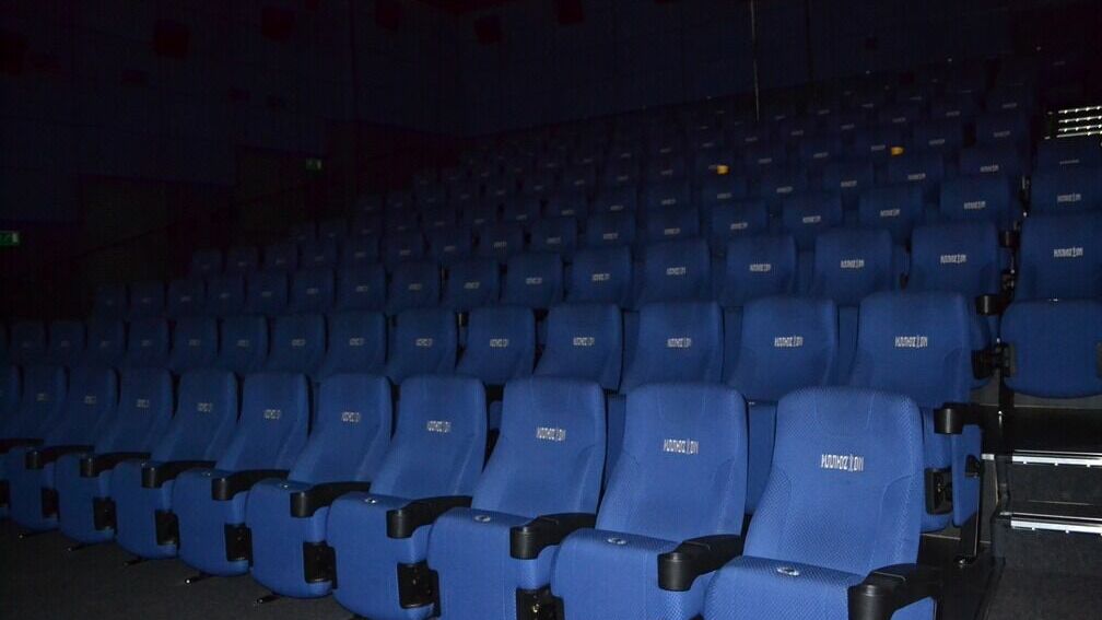 Граждане сократили расходы на кинотеатры почти вдвое
