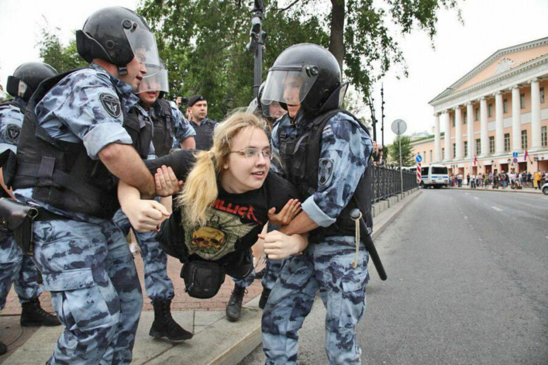 Почему россия агрессивная. Задержание на митинге в Москве. ОМОН против митингующих.