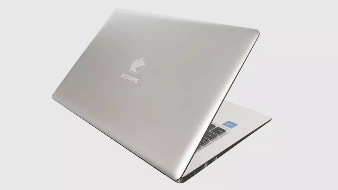 На фото: ноутбук Echips Envy — «суровый челябинский бренд»