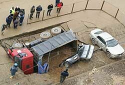В Бутово на глазах очевидцев под землей исчезли грузовик и две легковушки