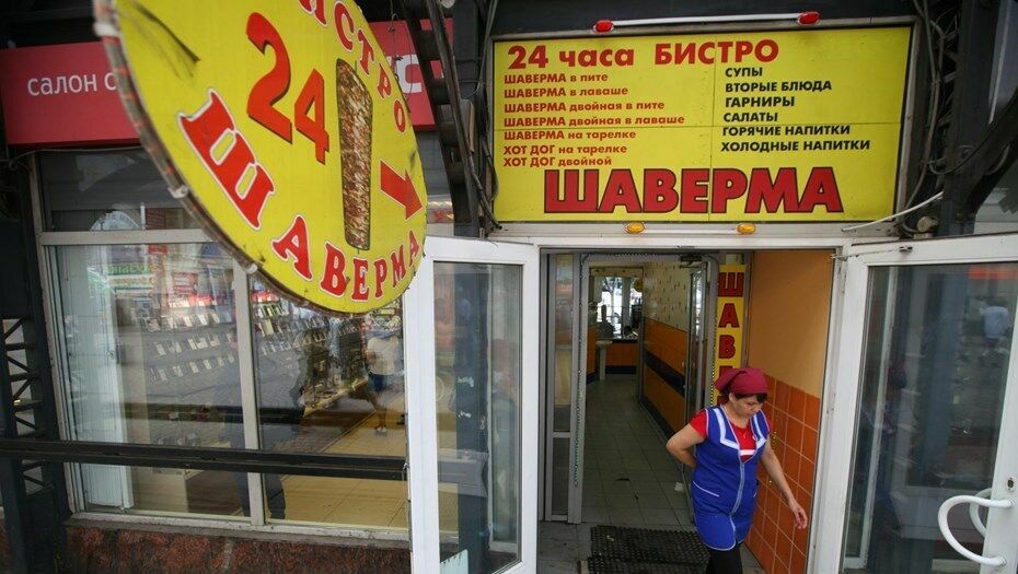 В Санкт-Петербурге более 30 человек отравились некачественной шаурмой