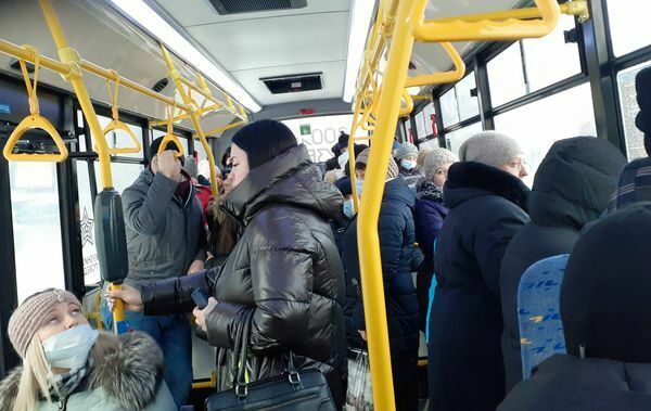 Транспортная реформа в Новокузнецке вызвала давку в автобусах