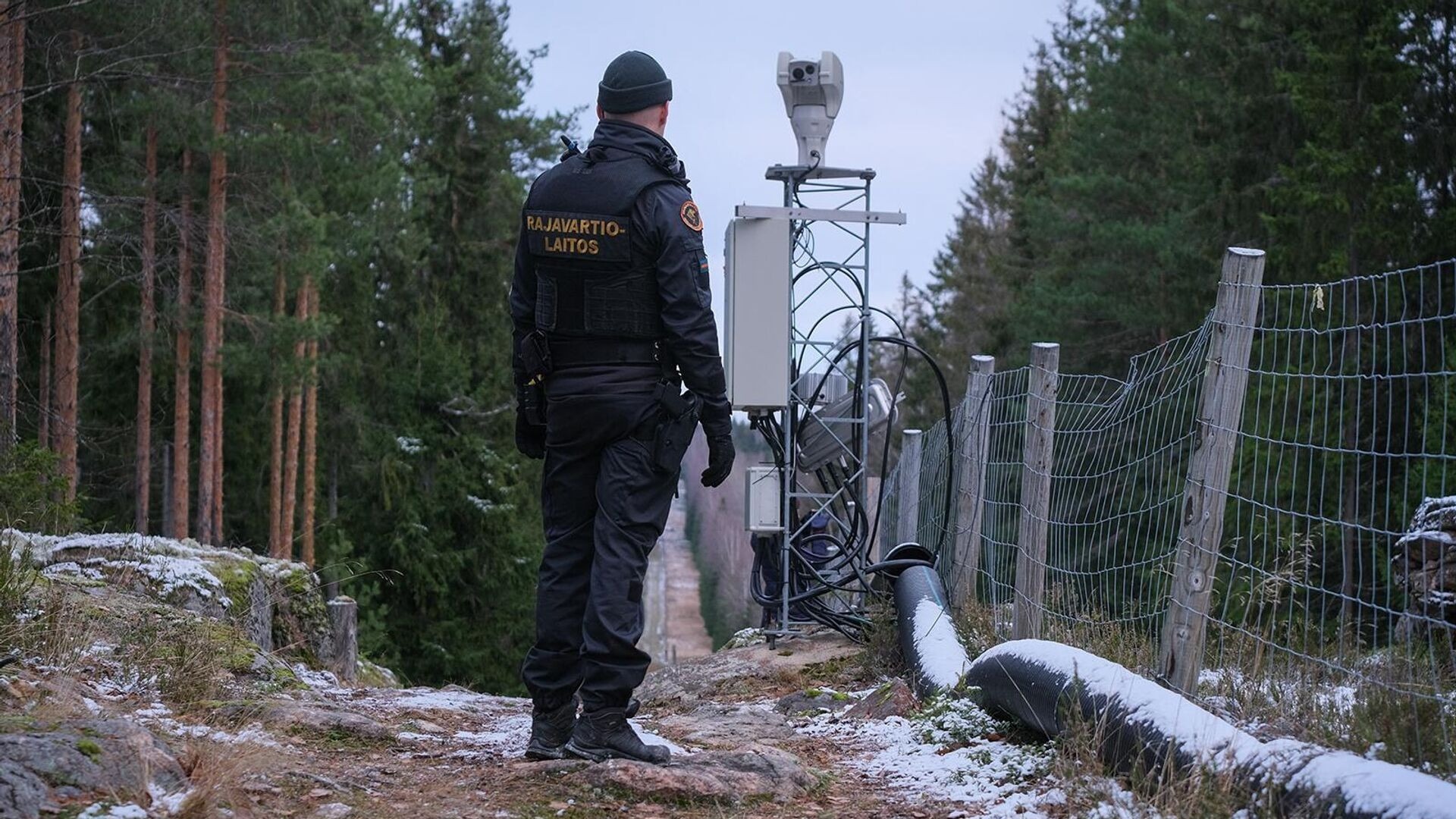Финляндия запустила тестовый участок забора на российской границе