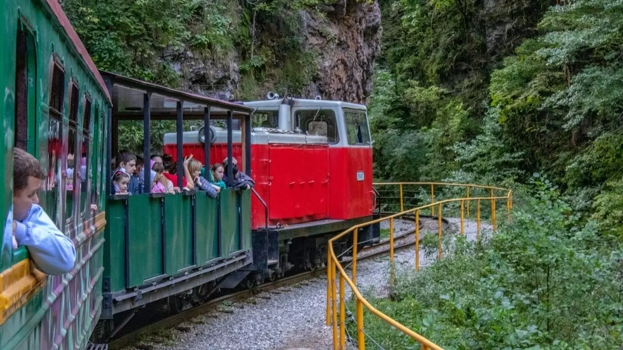 Визитной карточкой Гуамского ущелья стала узкоколейка с туристическим поездом