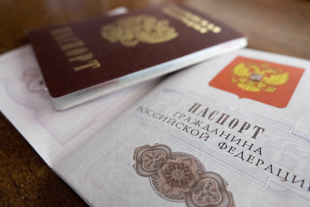 Для украинцев и белорусов предложили упростить получение паспортов РФ