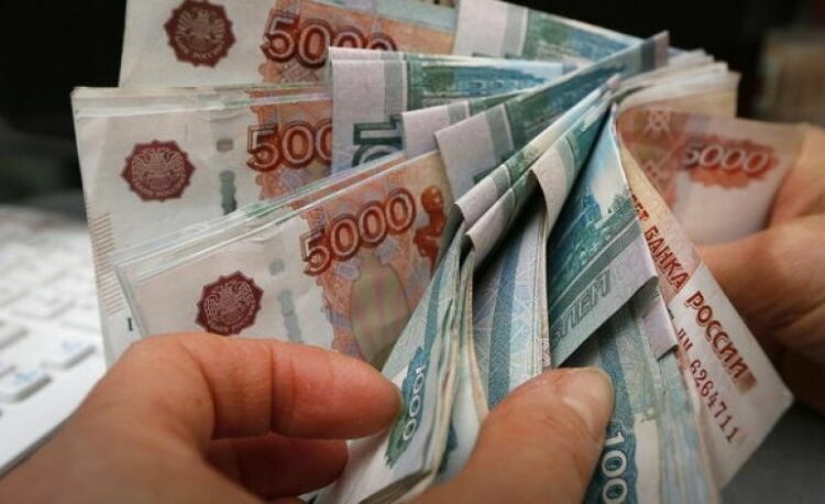 Все больше россиян предпочитают хранить сбережения в рублях