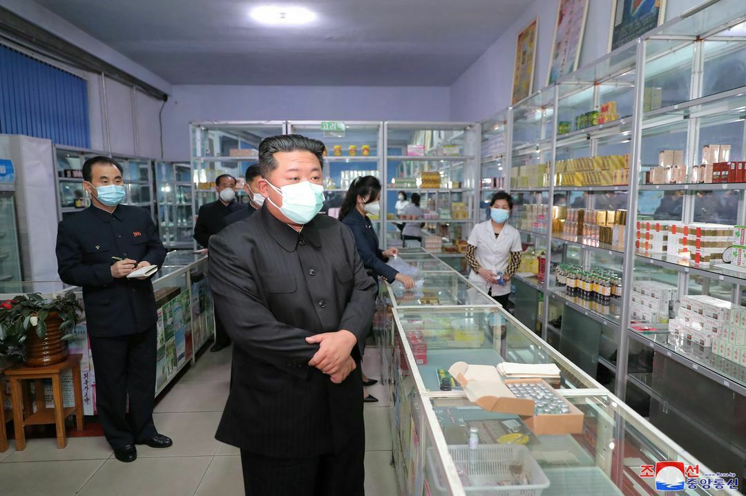 Товарищ Ким во время посещения аптеки в Пхеньяне