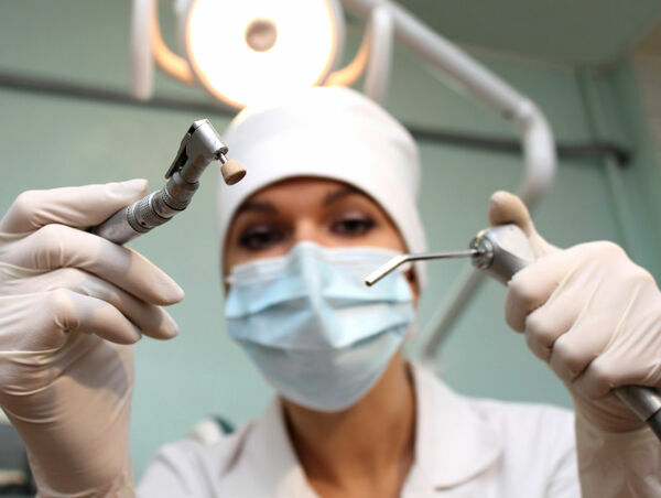 За удаление 22 здоровых зубов пациентке стоматолога поместили под подписку