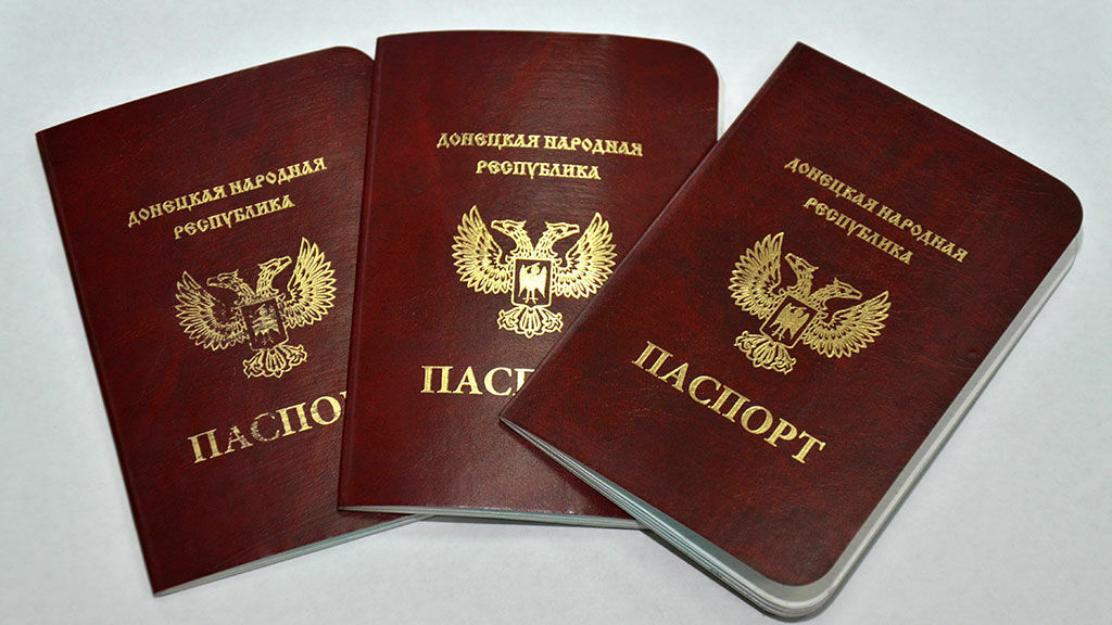 Российские банки не признают паспорта Донецкой и Луганской республик