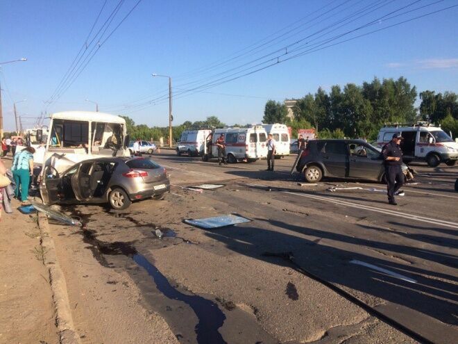 В массовом ДТП под Костромой пострадали около 20 человек