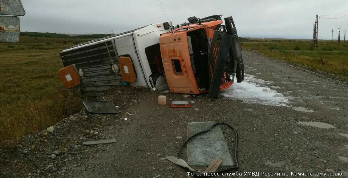 На Камчатке пьяный водитель перевернул машину с 23 вахтовиками