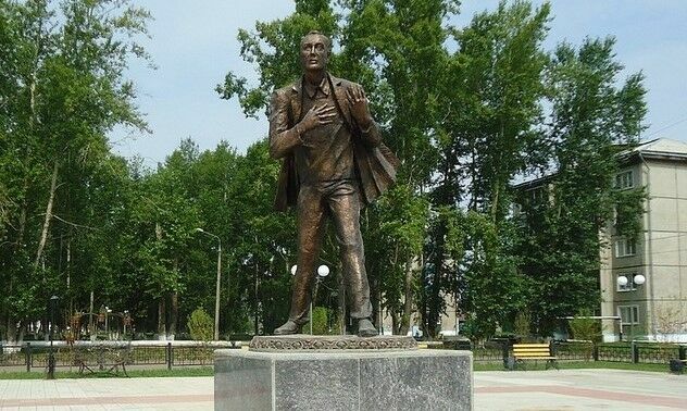Фото дня: в городе Зима открыли памятник Евгению Евтушенко
