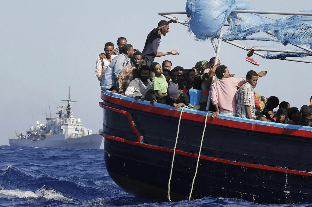 Судно с 500 беженцами-нелегалами с Востока дрейфует у берегов Греции