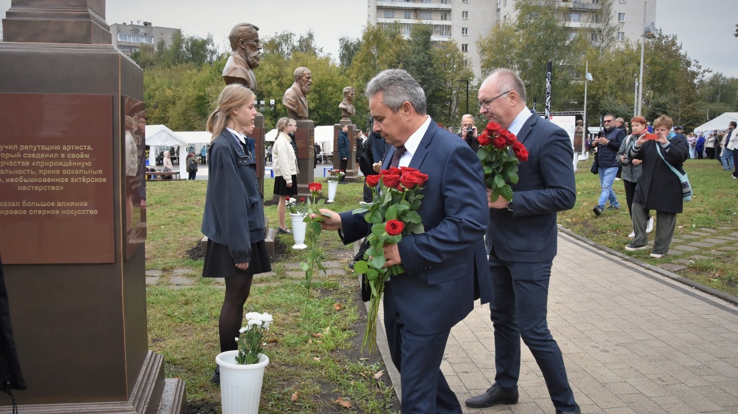 Сити-менеджер (в центре слева) Алексей Смирнов и мэр Костромы (справа) Юрий Журин возлагают цветы на открытии аллеи.
