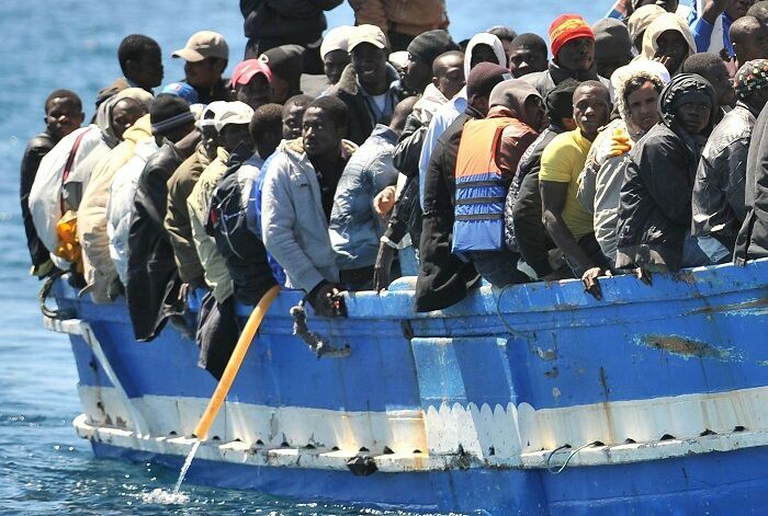 Италия отказалась принять судно с сотнями мигрантов