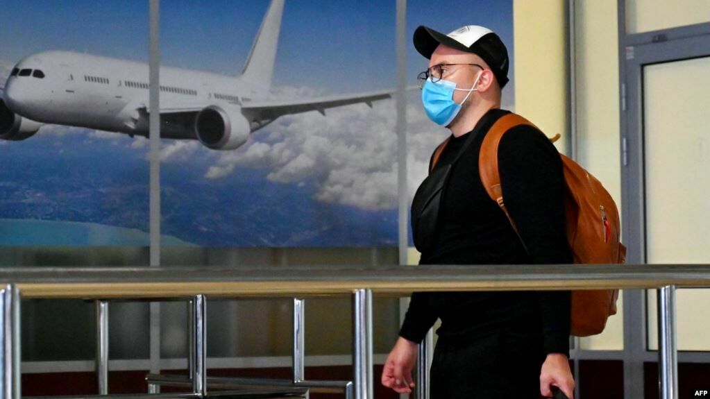 Авиапассажиров обяжут менять маски и перчатки каждые три часа