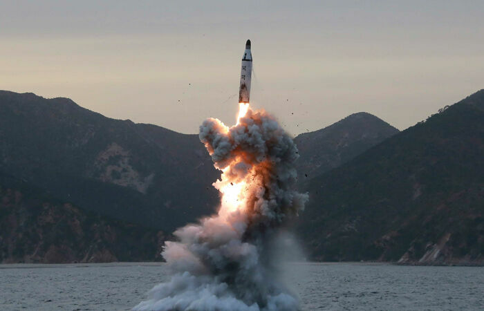 КНДР запустила две неизвестные ракеты