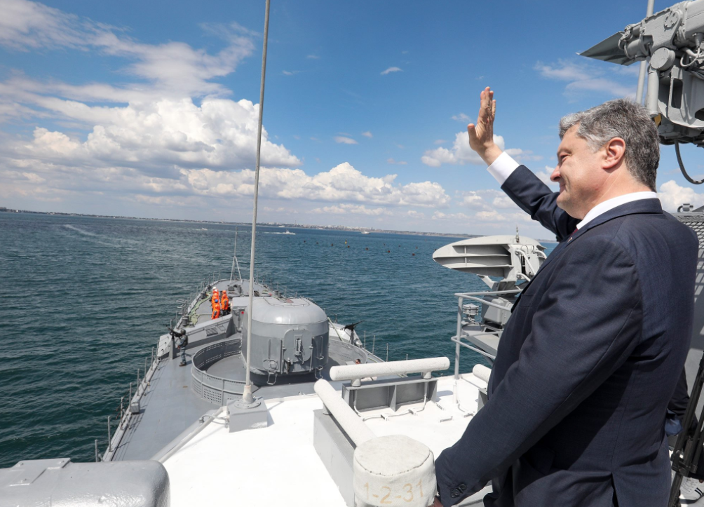 Порошенко анонсировал новый проход украинских кораблей на границе с Крымом