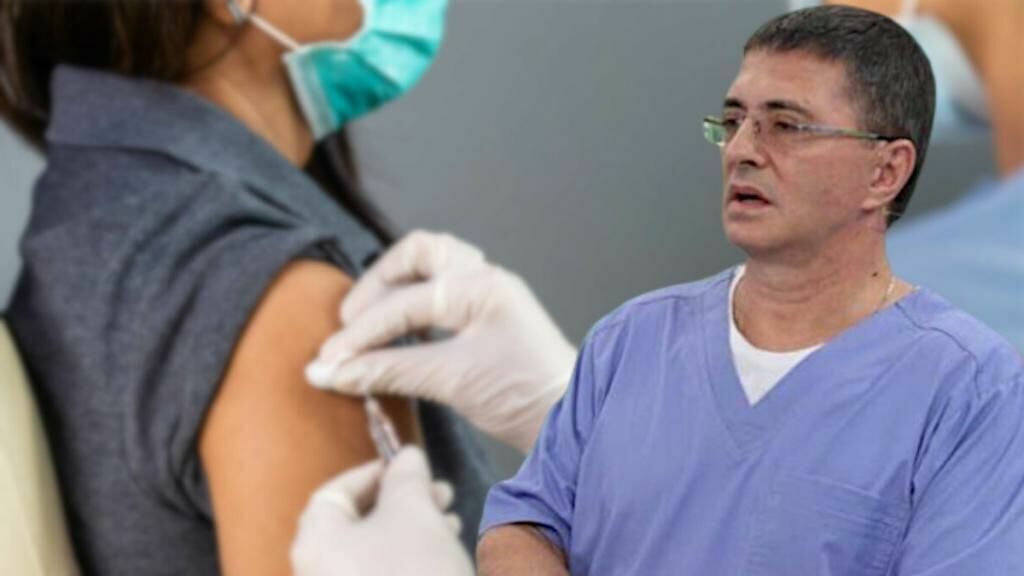 Доктор Мясников призывает людей вакцинироваться