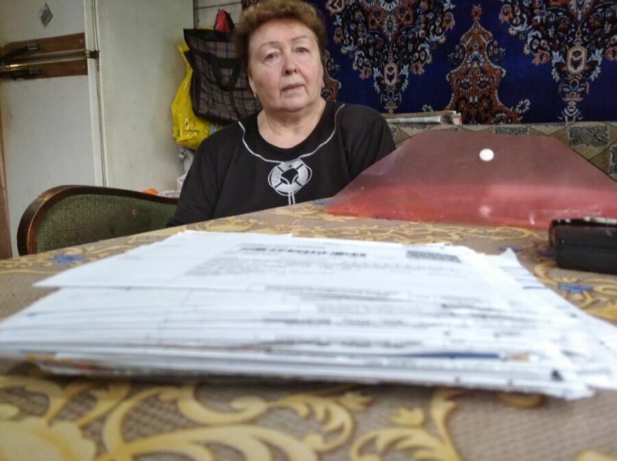 Перед Валентиной - сестрой Федора Николаевича лежит папка - это счета за электричество