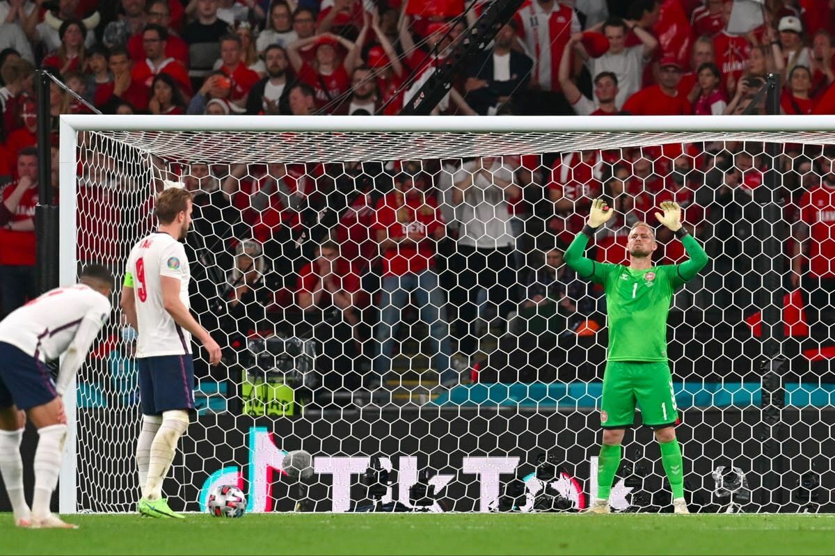 УЕФА оштрафовал Англию за попытку фанатов ослепить вратаря Дании на полуфинале ЧЕ