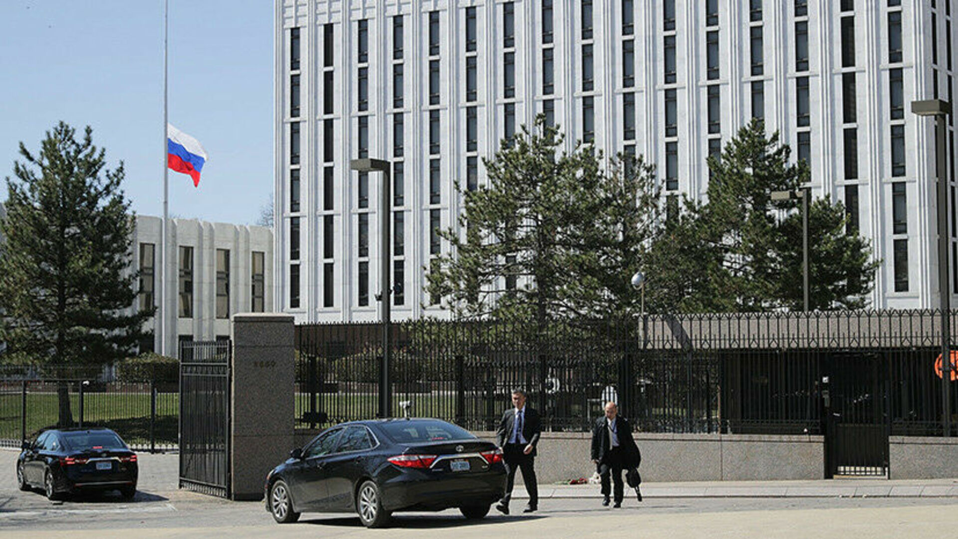 Российское посольство в рф. Посольство РФ В США. Посольство России в Вашингтоне. Здание посольства России в США. Посольство России в США Вашингтон.