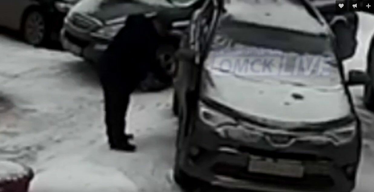 Член омского правительства расцарапал машину соседа
