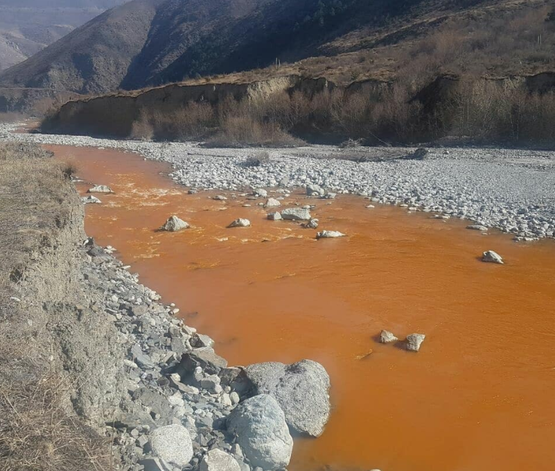 В Осетии с гор текут безвредные оранжевые реки