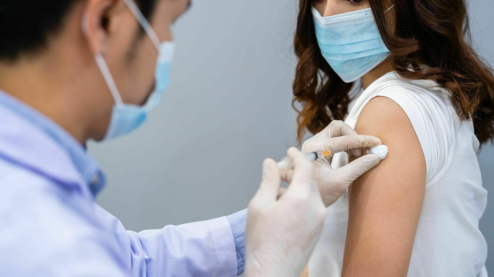 Две трети негативных реакций на антиковидные вакцины вызваны «эффектом ноцебо»