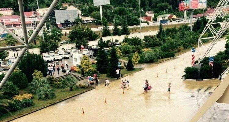В двух районах Сочи в связи с потопом введен режим ЧС