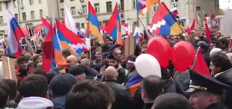 В Москве в колонне "Бессмертного полка" подрались армяне и азербайджанцы