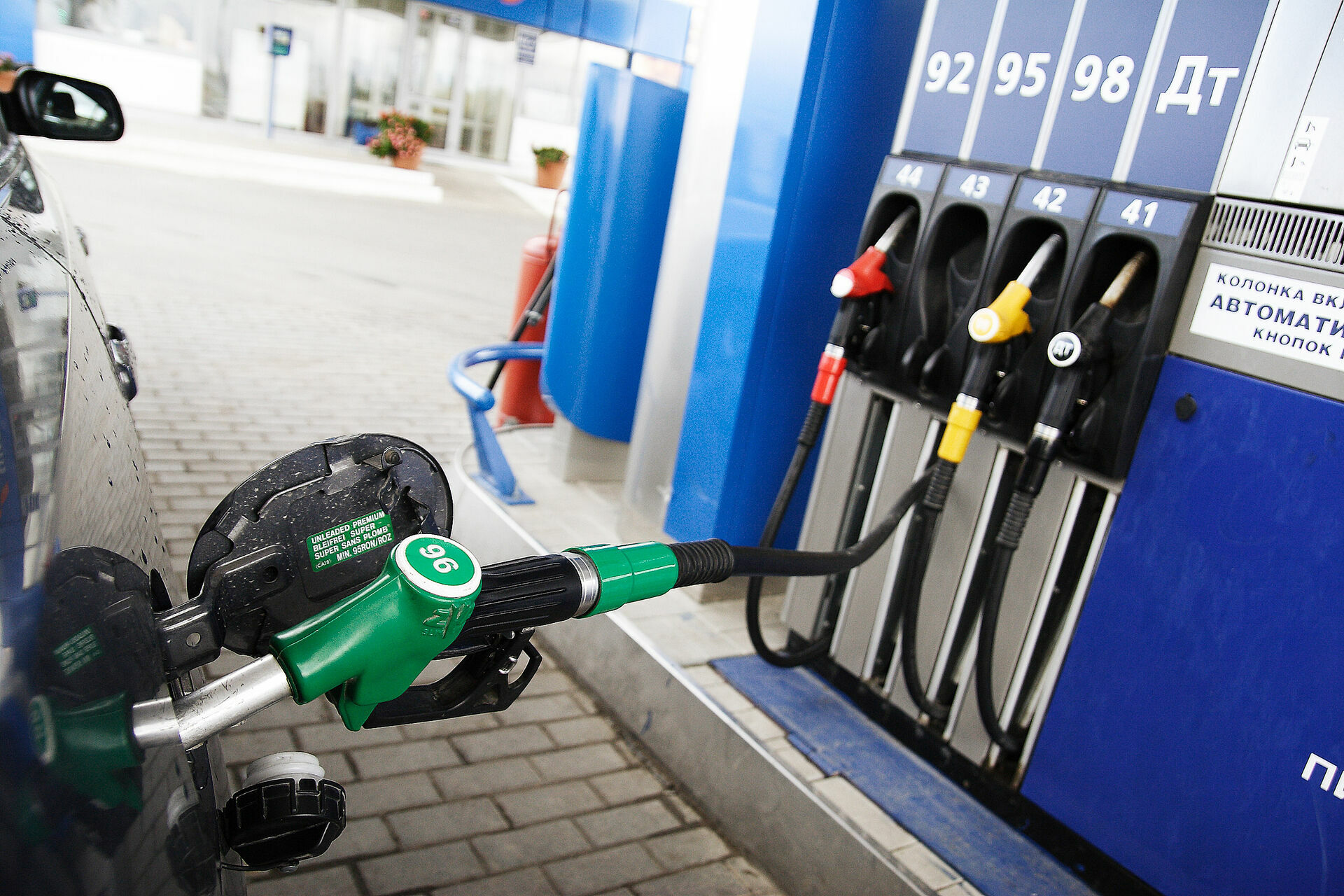 Алекперов заявил, что цены на бензин в России не снизятся
