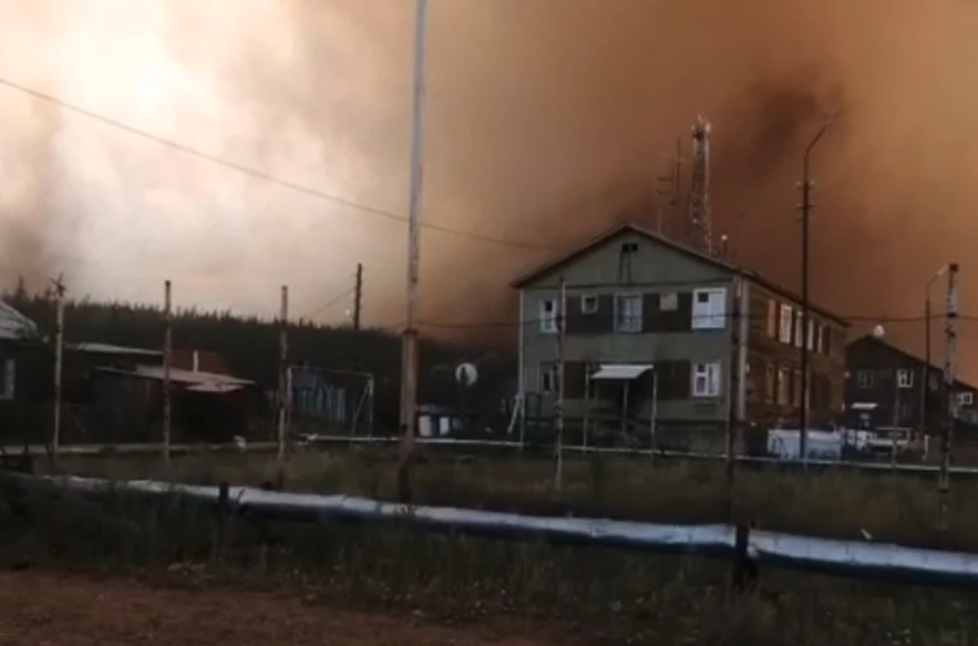 В якутском районе, где лесной пожар перекинулся на село, ввели режим ЧС