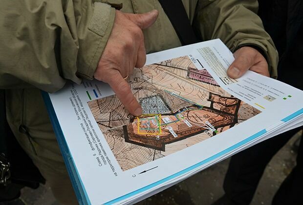 Ведущий научный сотрудник Института археологии РАН Сергей Чернов показывает "квадрат" незаконной дачной постройки