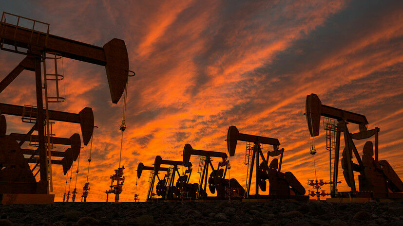 Цены на нефть рухнули при открытии торгов на 8%