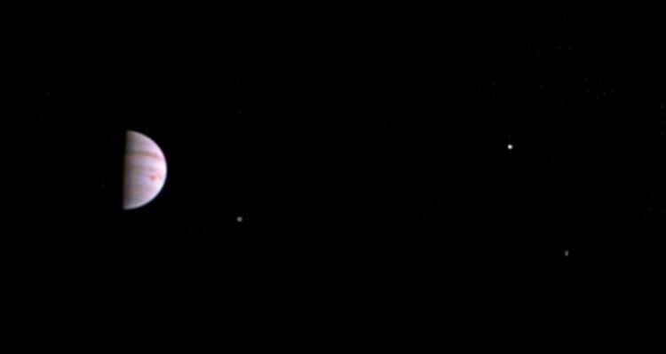 NASA показало общественности первое фото Юпитера,  сделанное «Юноной»