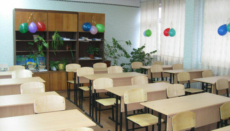 В Калмыкии завели дело на чиновников, заставивших родителей покупать парты в школу